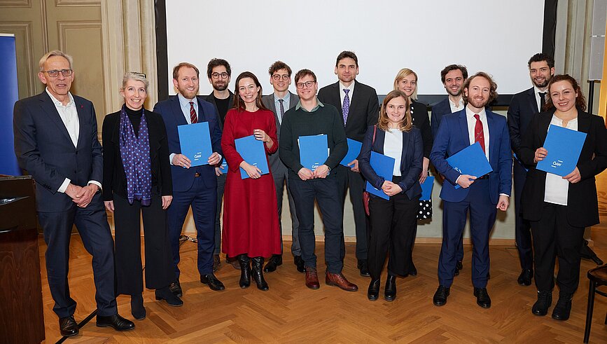 Gruppenfoto der Preisträger:innen im Johannessaal der ÖAW